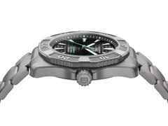 TAG Heuer Aquaracer Professional 200 Solargraph Quarz Titan 40mm schwarzes Zifferblatt Metallband – Herrenuhren Uhr mit Datum aus Titan. Das Gehäuse ist rund und grau. Das Titanarmband ist grau. Das Zifferblatt ist ein Index in schwarz. – Ansicht 4