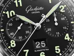 Glashütte Original Senator Chronograph Navigator Automatik Edelstahl 41mm schwarzes Zifferblatt Metallband – Herrenuhren Chronograph aus Edelstahl. Das Gehäuse ist rund und silber. Das Edelstahlarmband ist silber. Das Zifferblatt ist arabisch und schwarz. – Ansicht 2
