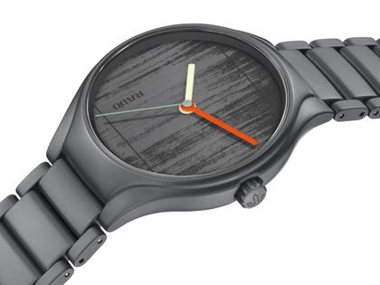 Rado True Round x Les Couleurs Le Corbusier Automatik Keramik 40mm graues Zifferblatt graues Keramikband – Herrenuhren Uhr ohne Datum aus Keramik und Titan. Das Gehäuse ist rund und grau. Das Keramikarmband ist grau. Das Zifferblatt ist ohne Zeichen und grau. – Ansicht 2