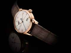 Glashütte Original Senator Excellence Panoramadatum Mondphase Automatik Rotgold 40mm silbernes Zifferblatt braunes Lederband – Herrenuhren Uhr mit Datum aus 750 Rotgold. Das Gehäuse ist rund und roségold. Das Lederarmband Kroko / Alligator ist braun. Das Zifferblatt ist römisch und silber. – Ansicht 2