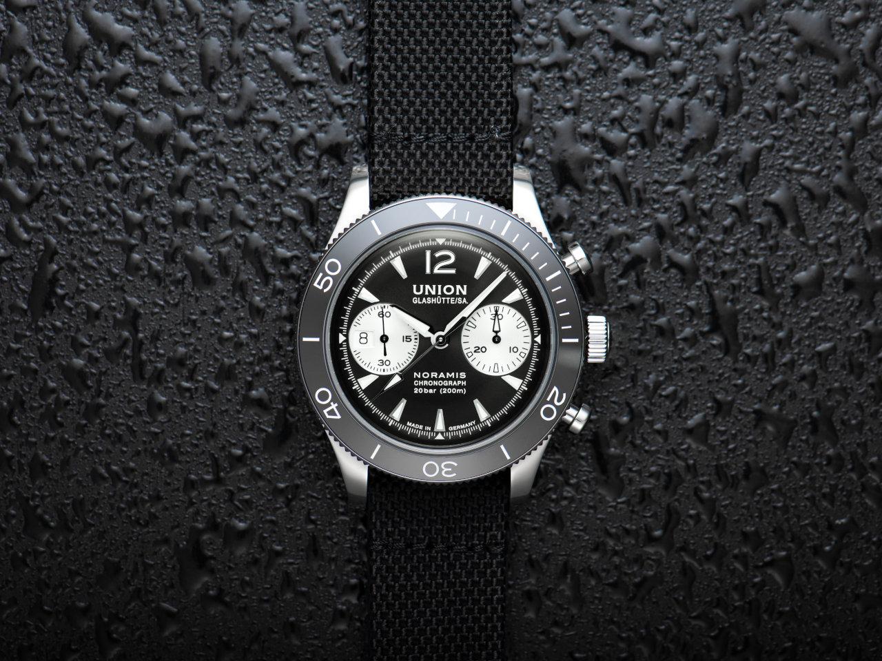 Union Glashütte Noramis Chronograph Sport Automatik Edelstahl 43mm graues Zifferblatt schwarzes Textilband – Herrenuhren Chronograph aus Edelstahl und Keramik. Das Gehäuse ist rund und silber. Das Textilarmband ist schwarz. Das Zifferblatt ist arabisch Index und anthrazit. – Ansicht 3