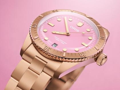 Oris Divers Sixty-Five Cotton Candy Automatik Bronze 38mm pinkes Zifferblatt braunes Lederband – Damenuhren Uhr mit Datum aus Bronze und Leder. Das Gehäuse ist rund und roségold. Das Lederarmband ist braun. Das Zifferblatt ist ein Index in rosa. – Ansicht 3