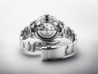 Oris Divers Sixty-Five 12H Calibre 400 Automatik Edelstahl 40mm schwarzes Zifferblatt Metallband – Herrenuhren Uhr mit Datum aus Edelstahl. Das Gehäuse ist rund und silber. Das Edelstahlarmband ist silber. Das Zifferblatt ist ein Index in schwarz. – Ansicht 2