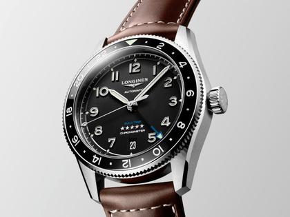 Longines Spirit Zulu Time Automatik Edelstahl 39mm schwarzes Zifferblatt braunes Lederband – Herrenuhren Uhr mit Datum aus Edelstahl, Keramik und Leder. Das Gehäuse ist rund und silber. Das Lederarmband ist braun. Das Zifferblatt ist arabisch Index und schwarz. – Ansicht 2