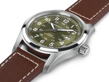 Hamilton Khaki Field Automatik Edelstahl 42mm grünes Zifferblatt braunes Lederband – Herrenuhren Uhr ohne Datum aus Edelstahl und Leder. Das Gehäuse ist rund und silber. Das Lederarmband ist braun. Das Zifferblatt ist arabisch und grün. – Ansicht 2