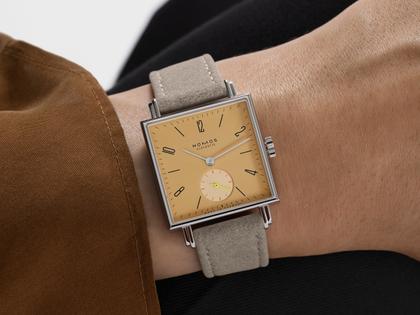 Nomos Glashütte Tetra Origins Ochra Handaufzug Edelstahl 29,5mm gelbes Zifferblatt graues Lederband Stahlboden – Damenuhren Uhr ohne Datum aus Edelstahl und Leder. Das Gehäuse ist quadratisch und silber. Das Lederarmband ist grau. Das Zifferblatt ist arabisch Index und gelb. – Ansicht 11