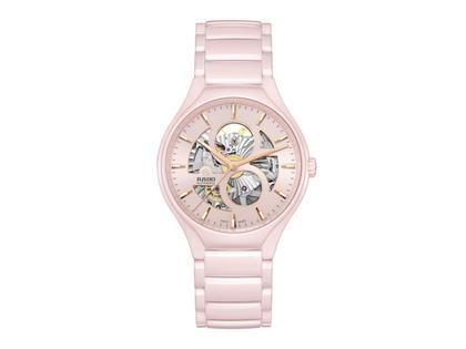Rado True Round Open Heart Limited Edition Automatik Keramik 40mm rosa Zifferblatt rosa Keramikband – Herrenuhren Uhr ohne Datum aus Keramik und Titan. Das Gehäuse ist rund und rosa. Das Keramikarmband ist rosa. Das Zifferblatt ist ein Index in rosa.