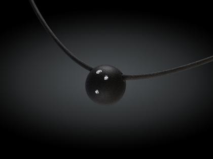 André Ribeiro Halsreif mit Kugel Kautschuk mit Brillanten 0,04 – Halsschmuck Collier aus 750 Weißgold, Edelstahl, Kautschuk und und .