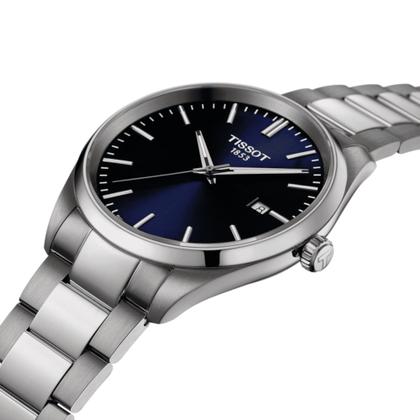 Tissot PR 100 Quarz Edelstahl 40mm blaues Zifferblatt Metallband – Herrenuhren Uhr mit Datum aus Edelstahl. Das Gehäuse ist rund und silber. Das Edelstahlarmband ist silber. Das Zifferblatt ist ein Index in blau. – Ansicht 2