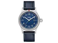 Hanhart Pioneer One blaues Zifferblatt blaues Lederband – Herrenuhren Uhr mit Datum aus Edelstahl. Das Gehäuse ist rund und silber. Das Lederarmband ist blau. Das Zifferblatt ist arabisch und blau.