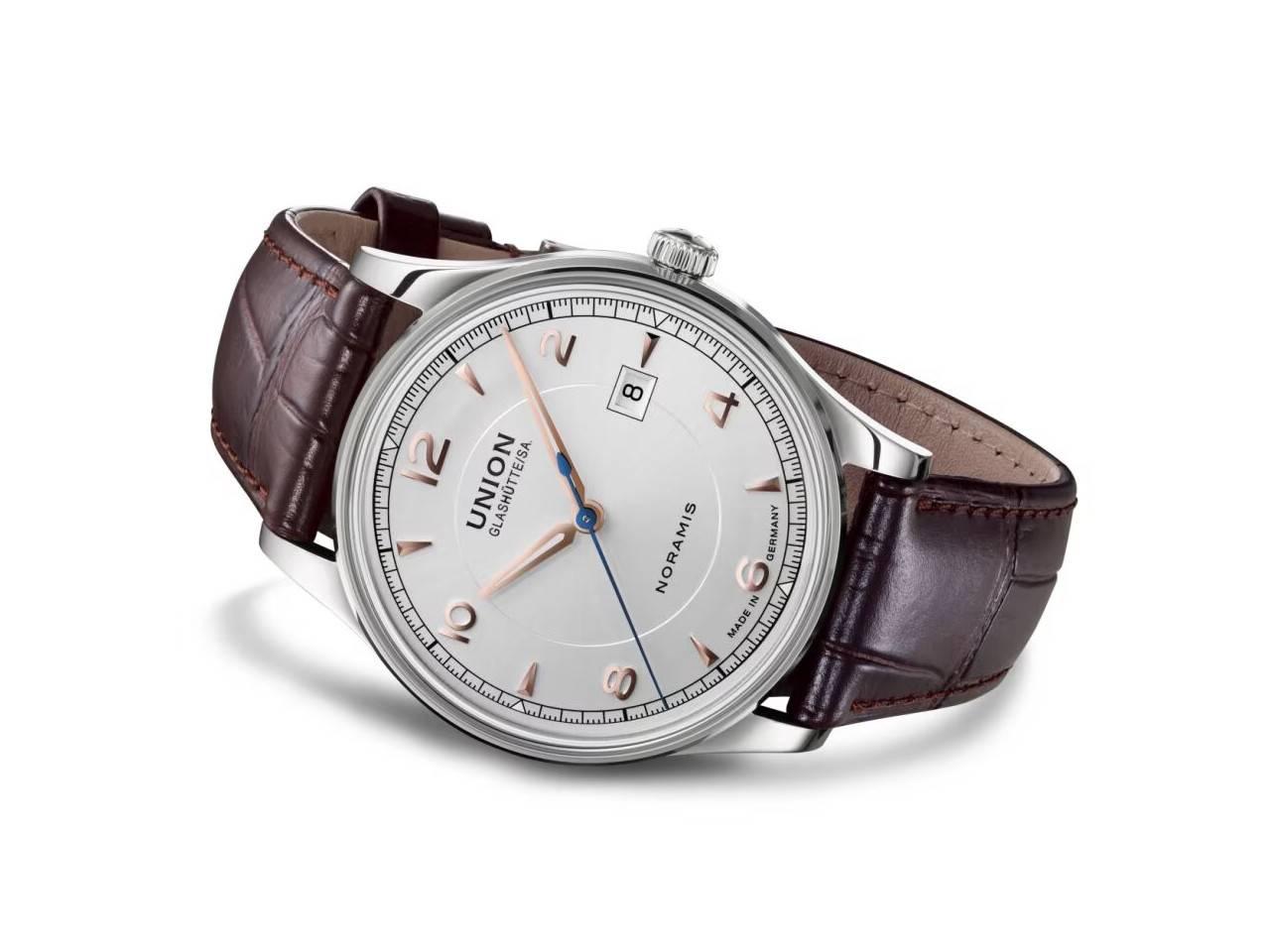 Union Glashütte Noramis Datum Automatik Edelstahl 40mm silberfarbenes Zifferblatt braunes Lederband – Herrenuhren Uhr mit Datum aus Edelstahl und Leder. Das Gehäuse ist rund und silber. Das Lederarmband ist braun. Das Zifferblatt ist arabisch Index und silber. – Ansicht 2