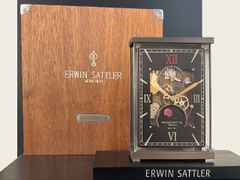 Erwin Sattler Lunaris Sanguis Tischuhr Handaufzug Messing 23cm schwarzes Zifferblatt limitiert – Großuhren Tischuhr aus Holz, Messing und vergoldet. Das Gehäuse ist rechteckig und schwarz. Das Zifferblatt ist römisch Index und schwarz. – Ansicht 2