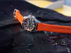 Hamilton Khaki Navy Scuba Auto Edelstahl 40mm schwarzes Zifferblatt orangenes Kautschukband – Herrenuhren Uhr mit Datum aus Edelstahl und Kautschuk. Das Gehäuse ist rund und silber. Das Kautschuk / Kunststoff / Silikon Armband ist orange. Das Zifferblatt ist arabisch Index und schwarz. – Ansicht 5