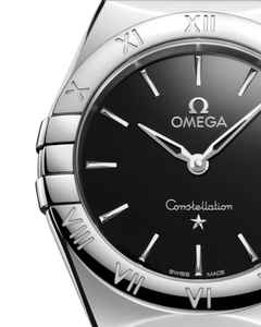 Omega Constellation Quarz Edelstahl  poliert 28mm schwarzes Zifferblatt Metallband – Damenuhren Uhr ohne Datum aus Edelstahl. Das Gehäuse ist rund und silber. Das Edelstahlarmband ist silber. Das Zifferblatt ist ein Index in schwarz. – Ansicht 3