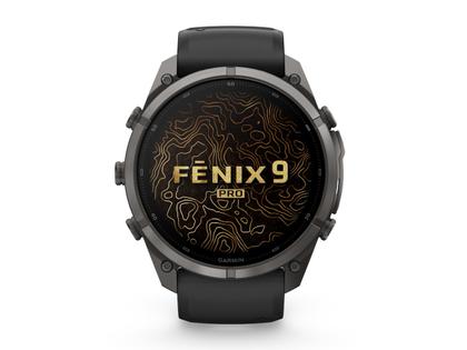 Garmin Fenix 9 Pro inReach Titan 51mm digitales Display schwarzes Silikonband – Herrenuhren Uhr Multifunktion aus Kautschuk und Titan. Das Gehäuse ist rund und schwarz. Das Kautschuk / Kunststoff / Silikon Armband ist schwarz. Das Zifferblatt ist digital und schwarz.