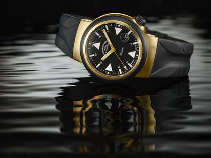 Mühle Glashütte S.A.R. Rescue-Timer Gold Limited Edition Automatik Gelbgold 42mm schwarzes Zifferblatt schwarzes Kautschukband – Herrenuhren Uhr mit Datum aus 750 Gelbgold, Edelstahl und PVD beschichtet. Das Gehäuse ist rund und gelbgold. Das Kautschuk / Kunststoff / Silikon Armband ist schwarz. Das Zifferblatt ist ein Index in schwarz. – Ansicht 4