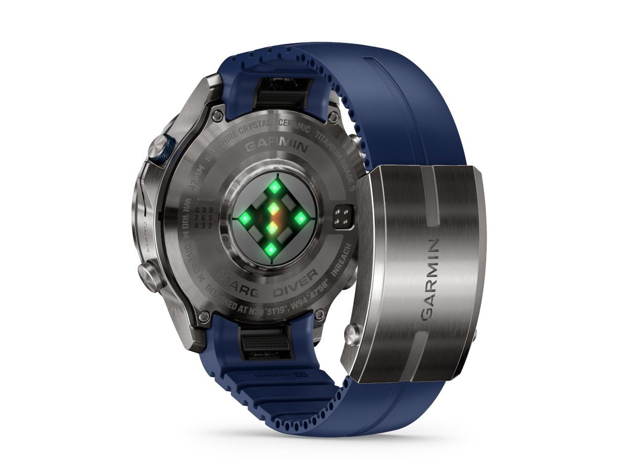 Garmin MARQ Diver Gen 3 Titan 47mm digitales Display blaues Kautschukband – Herrenuhren Uhr Multifunktion aus Kautschuk, Keramik und Titan. Das Gehäuse ist rund und grau. Das Kautschuk / Kunststoff / Silikon Armband ist blau. Der Zifferblatt ist digital. – Ansicht 4