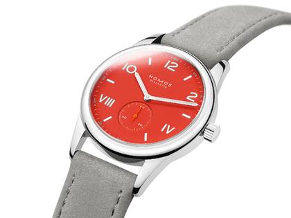 Nomos Glashütte Club Campus Nonstop Red Handaufzug Edelstahl 36mm rotes Zifferblatt graues Lederband Glasboden – Damenuhren Uhr ohne Datum aus Edelstahl und Leder. Das Gehäuse ist rund und silber. Das Lederarmband ist grau. Das Zifferblatt ist arabisch römisch und rot. – Ansicht 3