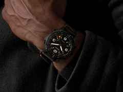 Garmin MARQ Commander Gen 3 Titan Schwarz-DLC 47mm digitales Display schwarzes Textilband – Herrenuhren Uhr Multifunktion aus DLC beschichtet, Keramik und Titan. Das Gehäuse ist rund und grau. Das Textilarmband ist schwarz. Der Zifferblatt ist digital. – Ansicht 9