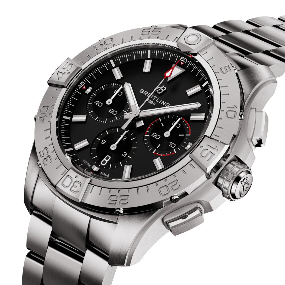 Breitling Avenger B01 Chronograph 44 Automatik Edelstahl schwarzes Zifferblatt Metallband – Herrenuhren Chronograph aus Edelstahl. Das Gehäuse ist rund und silber. Das Edelstahlarmband ist silber. Das Zifferblatt ist ein Index in schwarz. – Ansicht 2