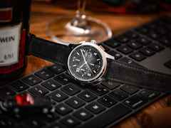 Mühle Glashütte Lunova Chronograph Automatik Edelstahl 42,3mm schwarz-graues Zifferblatt graues Lederband – Herrenuhren Chronograph aus Edelstahl. Das Gehäuse ist rund und silber. Das Lederarmband ist grau. Das Zifferblatt ist arabisch Index und schwarz. – Ansicht 2