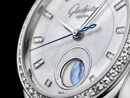 Glashütte Original Lady Serenade Luna Automatik Edelstahl 32,5mm weißes Perlmutt-Zifferblatt blaues Lederband – Damenuhren Uhr ohne Datum aus Edelstahl und Leder. Das Gehäuse ist rund und silber. Das Lederarmband Kroko / Alligator ist blau. Das Zifferblatt ist ein Index in weiß. – Ansicht 4