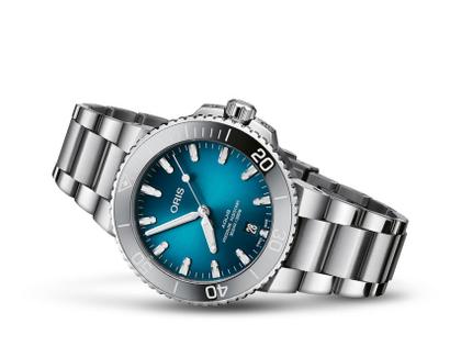 Oris Aquis Date Automatik Edelstahl 39,5mm blaues Zifferblatt Metallband – Herrenuhren Uhr mit Datum aus Edelstahl und Wolfram. Das Gehäuse ist rund und silber. Das Edelstahlarmband ist silber. Das Zifferblatt ist ein Index in blau. – Ansicht 2
