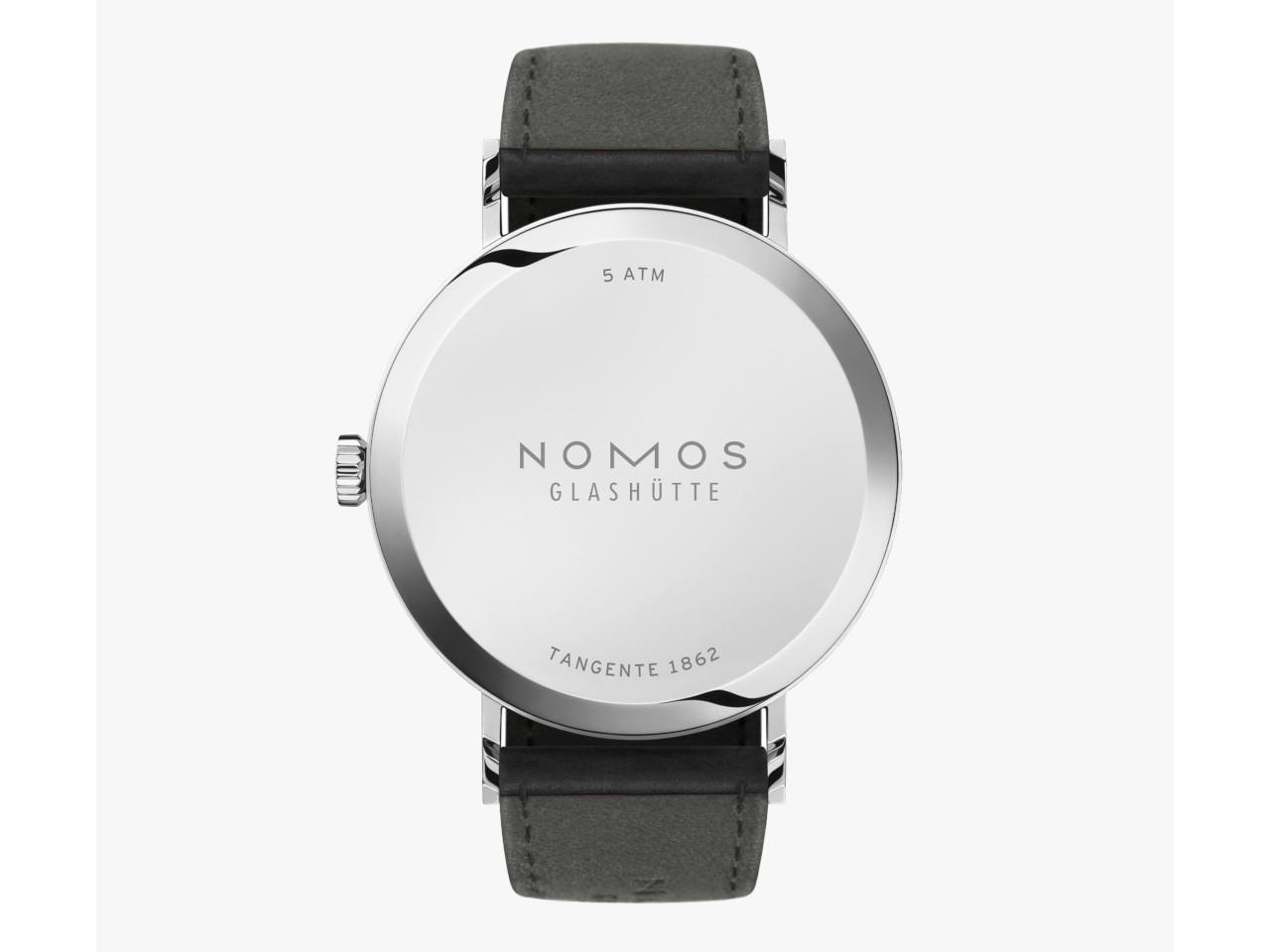 Nomos Glashütte Tangente 39 neomatik Blaugold Automatik Edelstahl 39mm blaues Zifferblatt schwarzes Lederband Stahlboden – Herrenuhren Uhr ohne Datum aus Edelstahl. Das Gehäuse ist rund und silber. Das Lederarmband ist schwarz. Das Zifferblatt ist arabisch Index und blau. – Ansicht 5