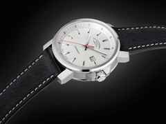 Mühle Glashütte 29er Big Automatik Edelstahl 42,4mm weißes Zifferblatt schwarzes Lederband – Herrenuhren Uhr mit Datum aus Edelstahl. Das Gehäuse ist rund und silber. Das Lederarmband ist schwarz. Das Zifferblatt ist ein Index in weiß. – Ansicht 3