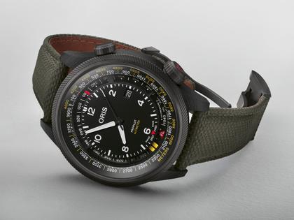 Oris Big Crown ProPilot Altimeter Automatik Karbon 47mm schwarzes Zifferblatt grünes Textilband – Herrenuhren Uhr mit Datum aus Carbon, Leder, PVD beschichtet und Titan. Das Gehäuse ist rund und schwarz. Das Textilarmband ist grau. Das Zifferblatt ist arabisch Index und schwarz. – Ansicht 5