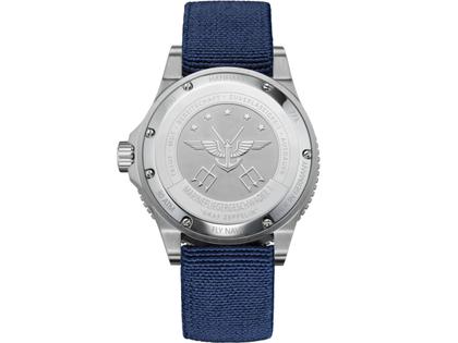 Hanhart Fly Navy Aerosphere MFG3 Automatik Edelstahl 42mm blaues Zifferblatt blaues Textilband limitiert – Herrenuhren Uhr mit Datum aus Edelstahl und Keramik. Das Gehäuse ist rund und silber. Das Textilarmband ist blau. Das Zifferblatt ist arabisch und blau. – Ansicht 2