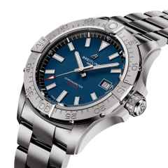 Breitling Avenger Automatik 42 Edelstahl blaues Zifferblatt Metallband – Herrenuhren Uhr mit Datum aus Edelstahl. Das Gehäuse ist rund und silber. Das Edelstahlarmband ist silber. Das Zifferblatt ist ein Index in blau. – Ansicht 2