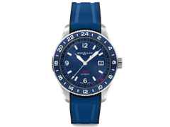 Montblanc 1858 GMT blau Kautschukband – Herrenuhren Uhr mit Datum aus Edelstahl und Keramik. Das Gehäuse ist rund und silber. Das Kautschuk / Kunststoff / Silikon Armband ist blau. Das Zifferblatt ist arabisch Index und blau.