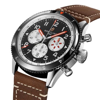 Breitling Super Avi B04 Chronograph GMT 46 Mosquito schwarzes Zifferblatt braunes Lederband – Herrenuhren Chronograph aus Edelstahl und Keramik. Das Gehäuse ist rund und silber. Das Lederarmband ist braun. Das Zifferblatt ist arabisch und schwarz. – Ansicht 2