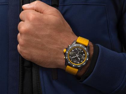Breitling Endurance Pro 44 Chronograph Quarz Breitlight schwarzes Zifferblatt gelbes Kautschukband – Herrenuhren Chronograph aus Sonstiges. Das Gehäuse ist rund und schwarz. Das Kautschuk / Kunststoff / Silikon Armband ist gelb. Das Zifferblatt ist arabisch und schwarz. – Ansicht 5