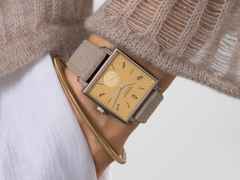 Nomos Glashütte Tetra Origins Ochra Handaufzug Edelstahl 29,5mm gelbes Zifferblatt graues Lederband Stahlboden – Damenuhren Uhr ohne Datum aus Edelstahl und Leder. Das Gehäuse ist quadratisch und silber. Das Lederarmband ist grau. Das Zifferblatt ist arabisch Index und gelb. – Ansicht 9