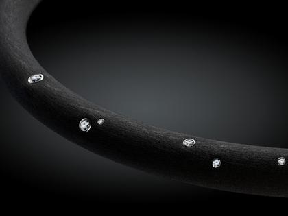 André Ribeiro Halsreif Kautschuk mit Brillanten 0,23 – Halsschmuck Collier aus 750 Weißgold, Edelstahl, Kautschuk und und .