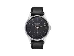 Nomos Glashütte Orion neomatik 41 Datum New Black Automatik Edelstahl schwarzes Zifferblatt schwarzes Lederband Glasboden – Herrenuhren Uhr mit Datum aus Edelstahl, Leder und rhodiniert. Das Gehäuse ist rund und silber. Das Lederarmband ist schwarz. Das Zifferblatt ist ein Index in schwarz.