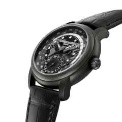 Frederique Constant Classics Worldtimer GMT Manufacture Automatik Edelstahl Schwarz-PVD 42mm schwarzes Zifferblatt schwarzes Lederband Limited Edition – Herrenuhren Uhr mit Datum aus Edelstahl und PVD beschichtet. Das Gehäuse ist rund und schwarz. Das Lederarmband Kroko / Alligator ist schwarz. Das Zifferblatt ist ein Index in schwarz. – Ansicht 3