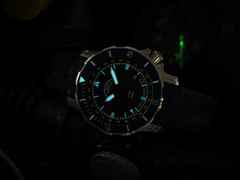 Mühle Glashütte Seebataillon GMT Automatik Titan 45mm blaues Zifferblatt schwarzes Kautschukband – Herrenuhren Uhr mit Datum aus Kautschuk und Titan. Das Gehäuse ist rund und silber. Das Kautschuk / Kunststoff / Silikon Armband ist schwarz. Das Zifferblatt ist ein Index in blau. – Ansicht 3