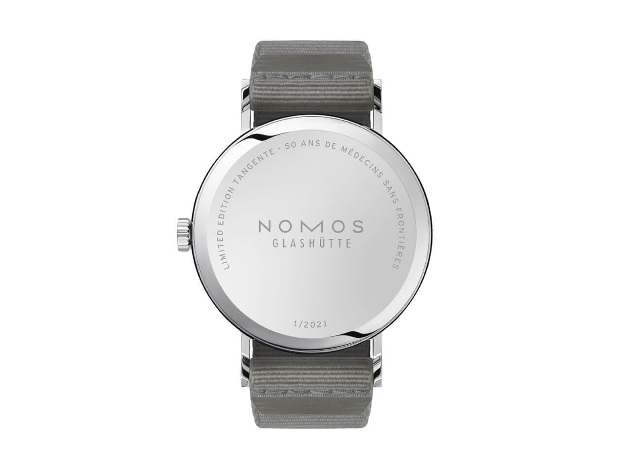 Nomos Glashütte Tangente 38 – 50 ans de Médecins Sans Frontières Limited Edition Handaufzug Edelstahl 38mm weißes Zifferblatt graues Textilband Stahlboden – Herrenuhren Uhr ohne Datum aus Edelstahl und Leder. Das Gehäuse ist rund und silber. Das Textilarmband ist schwarz. Das Zifferblatt ist arabisch Index und weiß. – Ansicht 2