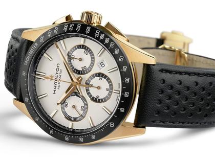 Hamilton Jazzmaster Performer Auto Chrono Edelstahl PVD-Roségold 42mm weißes Zifferblatt schwarzes Lederband – Herrenuhren Chronograph aus Edelstahl, Leder und PVD beschichtet. Das Gehäuse ist rund und roségold. Das Lederarmband ist schwarz. Das Zifferblatt ist arabisch Index und weiß. – Ansicht 4