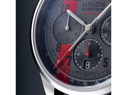 Union Glashütte Belisar Chronograph Speedster Limited Edition 2024 Automatik Edelstahl 44mm graues Zifferblatt graues Lederband – Herrenuhren Chronograph aus Edelstahl. Das Gehäuse ist rund und silber. Das Lederarmband ist schwarz. Das Zifferblatt ist arabisch Index und grau. – Ansicht 2