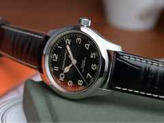 Hamilton Khaki Field Murph Automatik Edelstahl 38mm schwarzes Zifferblatt schwarzes Lederband – Herrenuhren Uhr ohne Datum aus Edelstahl und Leder. Das Gehäuse ist rund und silber. Das Lederarmband ist schwarz. Das Zifferblatt ist arabisch und schwarz. – Ansicht 11