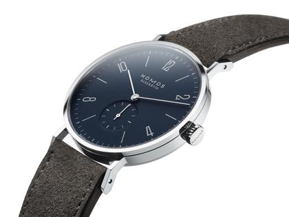 Nomos Glashütte Tangente 38 Nachtblau Handaufzug Edelstahl 38mm blaues Zifferblatt schwarzes Lederband Glasboden – Herrenuhren Uhr ohne Datum aus Edelstahl und Leder. Das Gehäuse ist rund und silber. Das Lederarmband ist grau. Das Zifferblatt ist arabisch Index und blau. – Ansicht 4