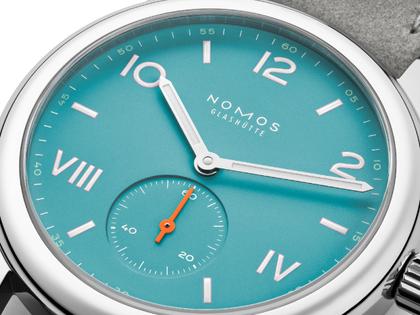 Nomos Glashütte Club Campus 38 Endless Blue Handaufzug Edelstahl blaues Zifferblatt graues Lederband Glasboden – Herrenuhren Uhr ohne Datum aus Edelstahl und Leder. Das Gehäuse ist rund und silber. Das Lederarmband ist grau. Das Zifferblatt ist arabisch römisch und türkis. – Ansicht 2