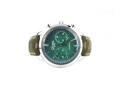 Glashütte Original Sixties Chronograph Annual Edition Automatik Edelstahl 42mm grünes Zifferblatt braunes Lederband 1-39-34-05-22-04 Full Set Occasion Neu – Herrenuhren Chronograph aus Edelstahl und Leder. Das Gehäuse ist rund und silber. Das Lederarmband Kroko / Alligator ist braun. Das Zifferblatt ist arabisch Index und grün.