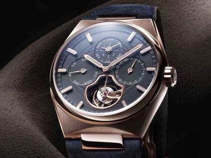 Frederique Constant Highlife Tourbillon Perpetual Calendar Manufacture Automatik Roségold 41mm blaues Zifferblatt blaues Lederband – Herrenuhren Uhr mit Kalender aus 750 Rotgold, Kautschuk und Leder. Das Gehäuse ist rund und roségold. Das Lederarmband Kroko / Alligator ist blau. Das Zifferblatt ist ein Index in blau. – Ansicht 3