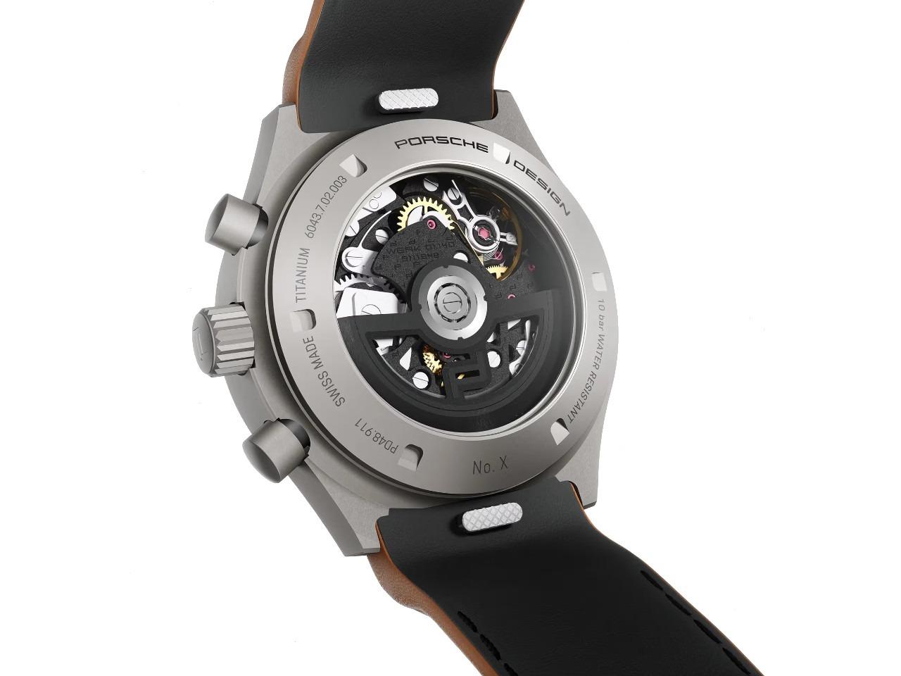 Porsche Design Chronograph 1 - All Titanium Numbered Edition Automatik Titan 40mm schwarzes Zifferblatt braunes Lederband – Herrenuhren Chronograph aus Leder und Titan. Das Gehäuse ist rund und grau. Das Lederarmband ist braun. Das Zifferblatt ist ein Index in schwarz. – Ansicht 3
