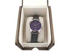 Union Glashütte 1893 Johannes Dürrstein Edition Kleine Sekunde Automatik violett D007.228.16.401.00 Full Set mit Garantie Occasion Neu – Damenuhren Uhr mit Datum aus Edelstahl. Das Gehäuse ist rund und silber. Das Lederarmband ist grau. Das Zifferblatt ist ein Index in lila. – Ansicht 5